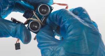 Descripción del paso 5-4 sujetando el sensor de ultrasonidos del kit montaje arduino
