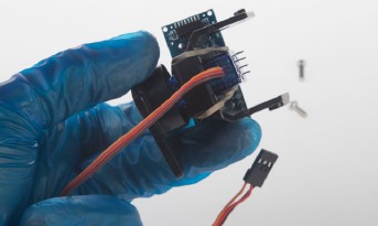 Sensor ultrasónico del kit montaje arduino visto desde abajo